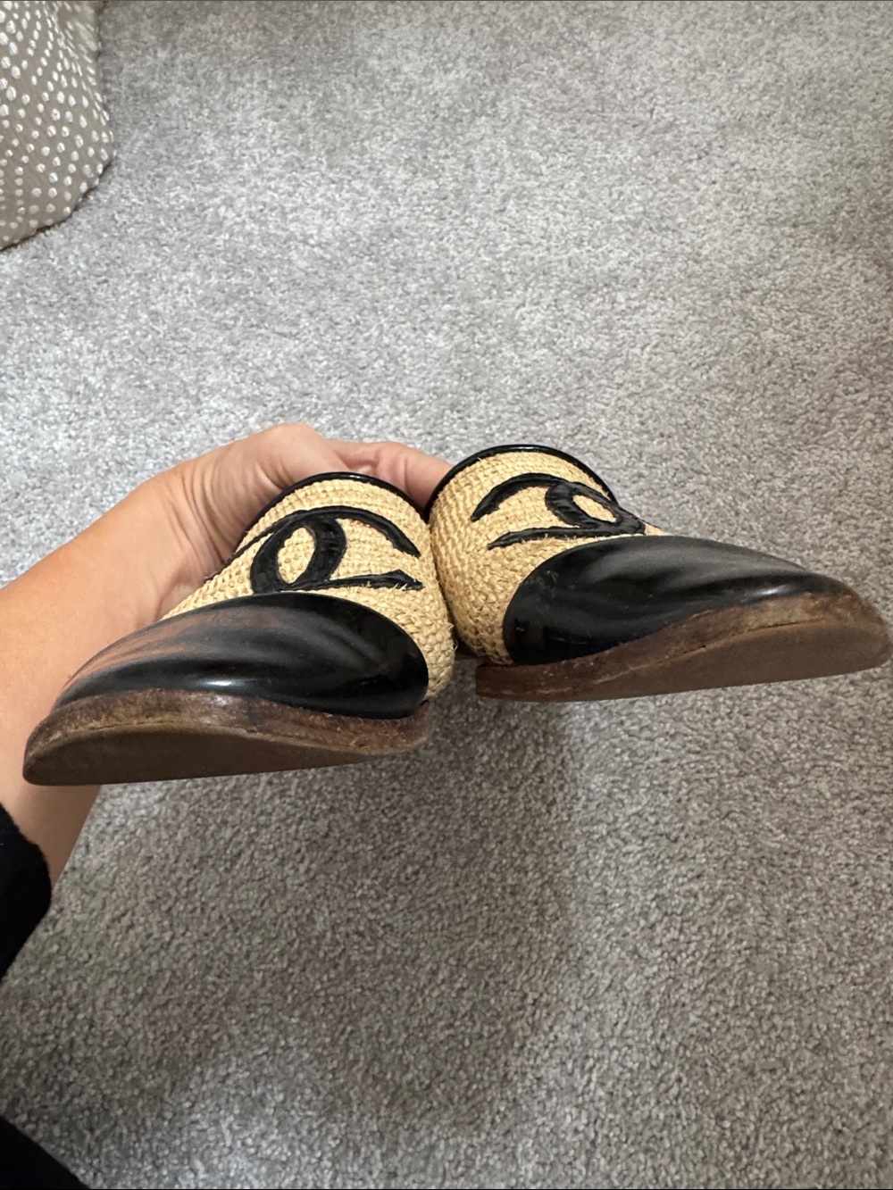 CHANEL authentic Natural Raffia and Black Patent Cap-Toe Mules, size 38 - Picture 4 of 9